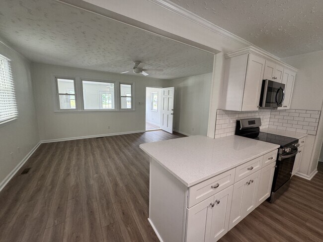 Building Photo - 208 Regalwood Dr