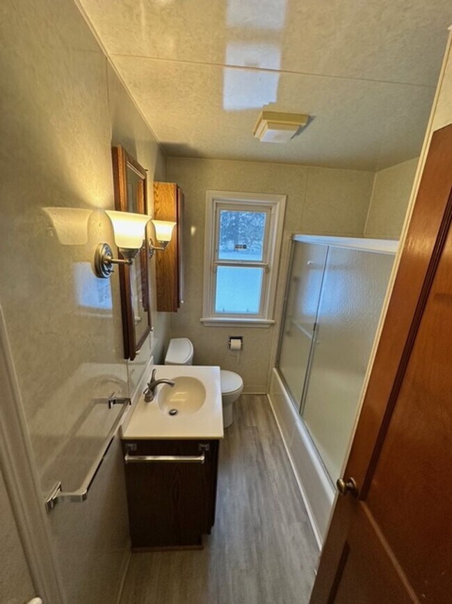 Foto del edificio - Charming 3-Bedroom Home with Large Backyard For Rent!