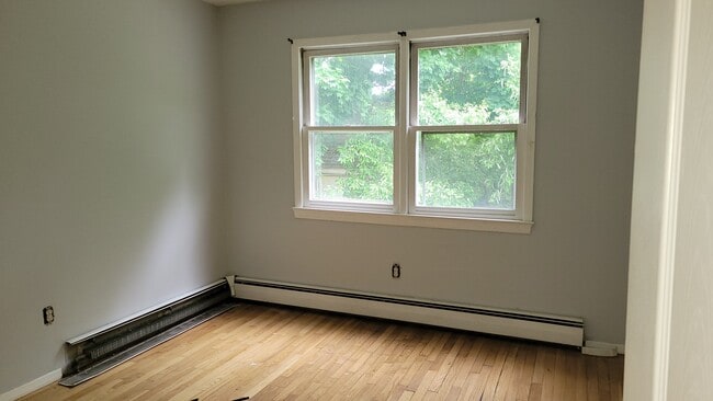 Building Photo - 2214 Halsey St