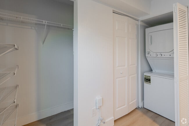 1BD, 1BA - 589SF - Laundry Room - Westshore Marina Flats