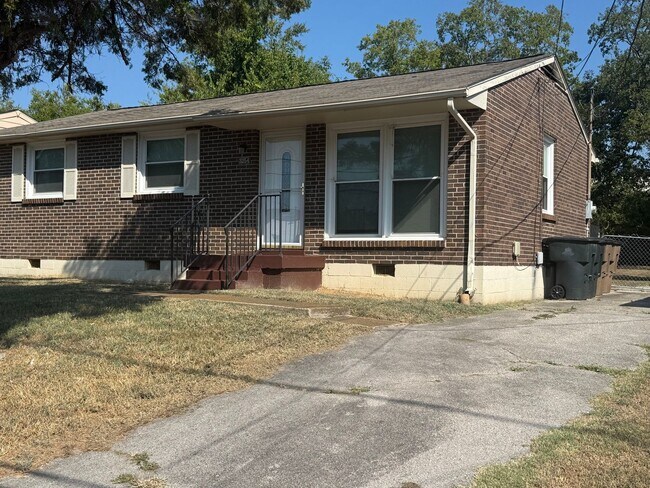 Building Photo - 3254 Hinkle Dr