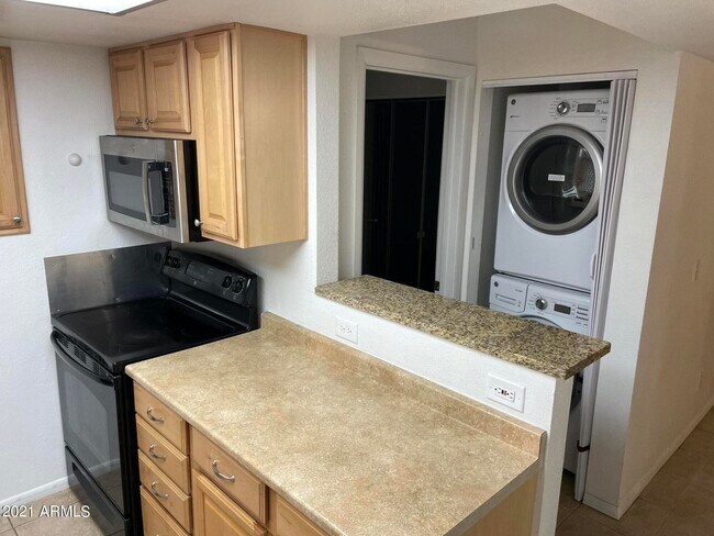 Building Photo - 850 S River Dr