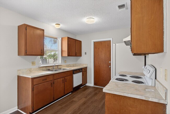 Building Photo - Nice family home!