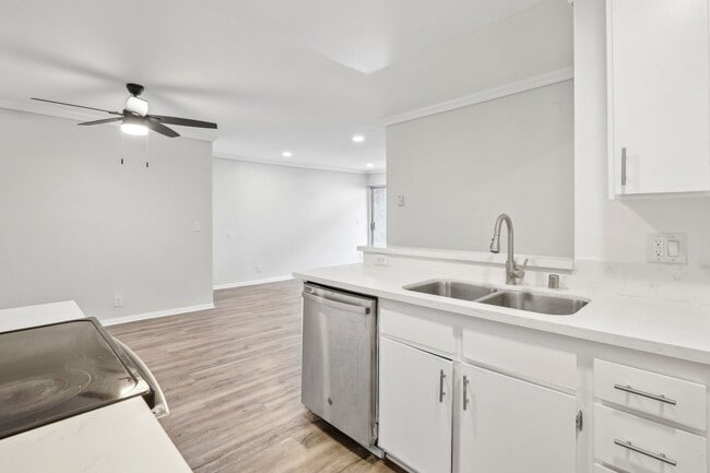 Interior Photo - 4444 Ensign Avenue