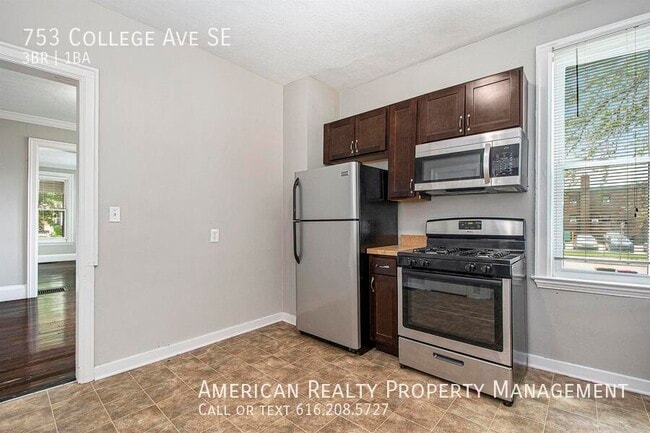 Foto del edificio - 753 College Ave SE