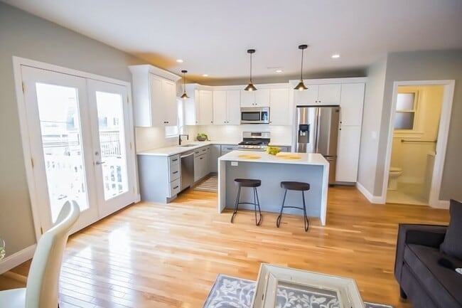 Building Photo - 792 Saratoga St