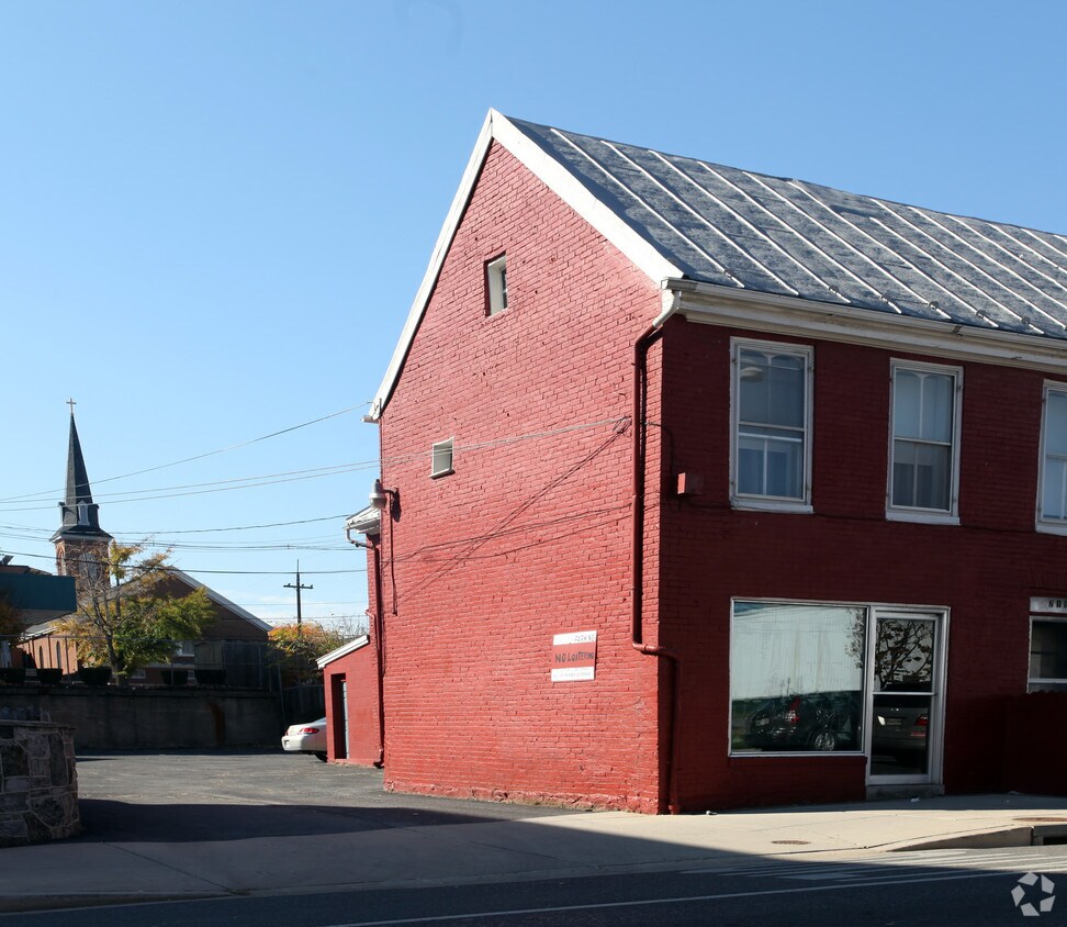 Building Photo - 219 W Franklin St