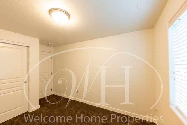 Foto del edificio - Single Story 3 Bedroom Home with Gas Fireplace and Covered Patio