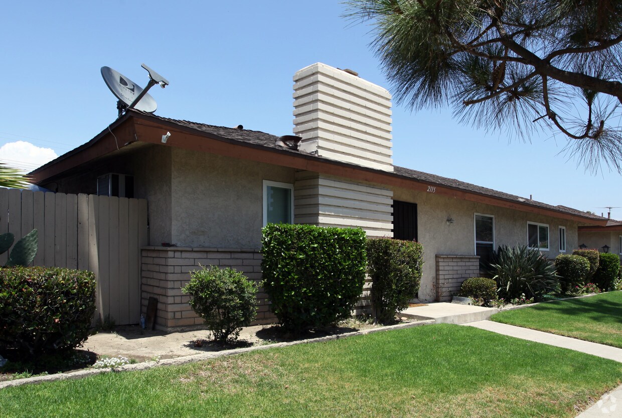 Building Photo - 2115 E Almont Ave