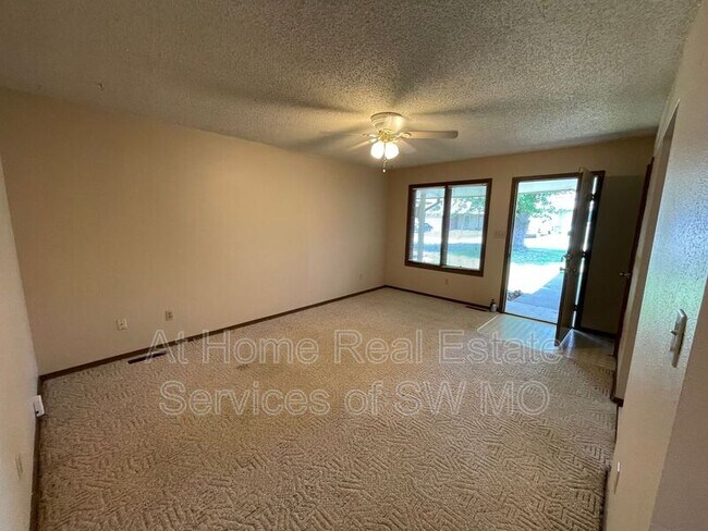 Building Photo - 904 W Raynell St