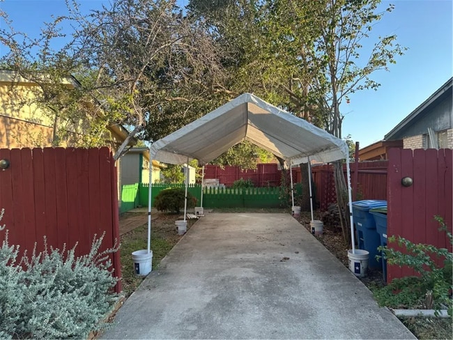 Building Photo - 1026 Northcliff Dr