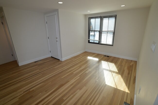 Building Photo - 112 Lynde St