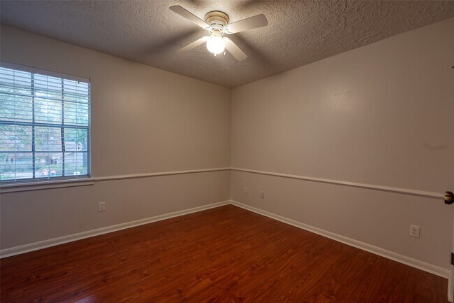 Foto del edificio - 2230 Lakeville Dr