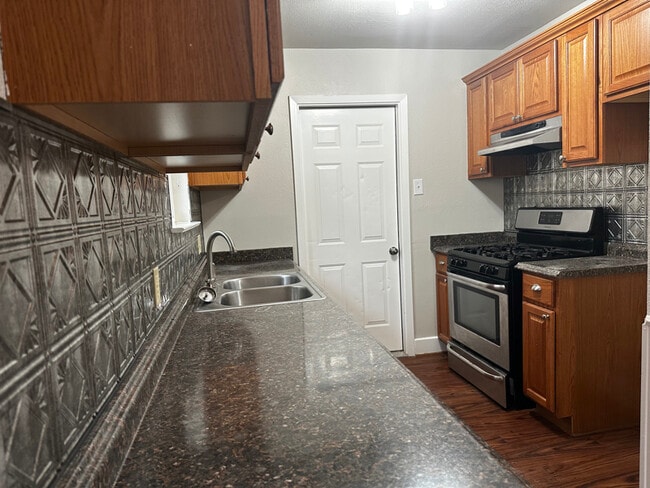 Foto del edificio - 557 NW Newton Dr