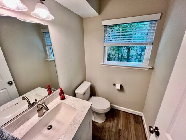 Foto del edificio - 514 Maple Rd