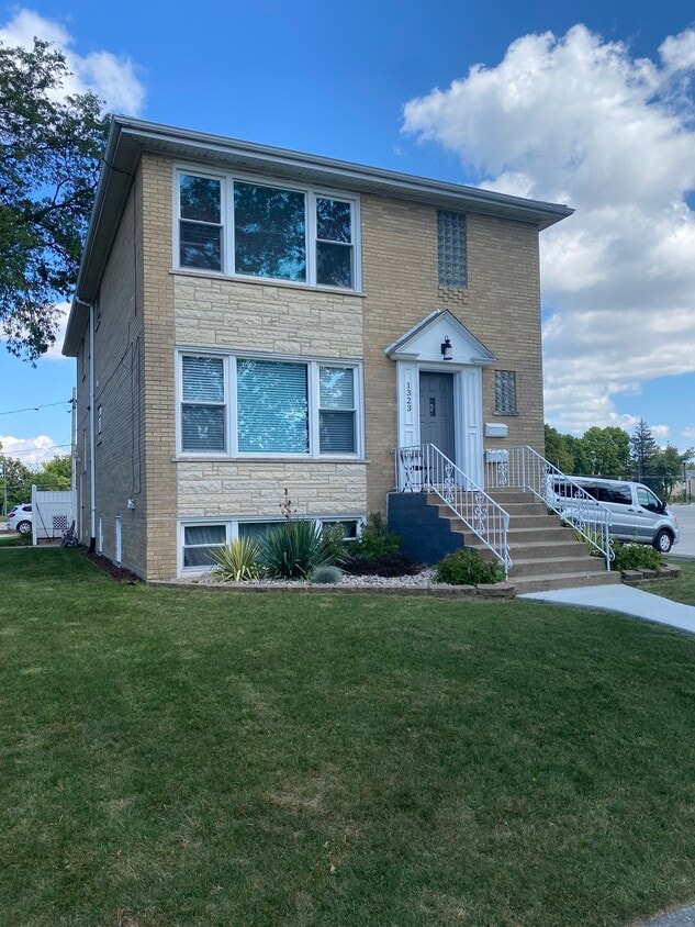 Primary Photo - 1323 W Cossitt Ave
