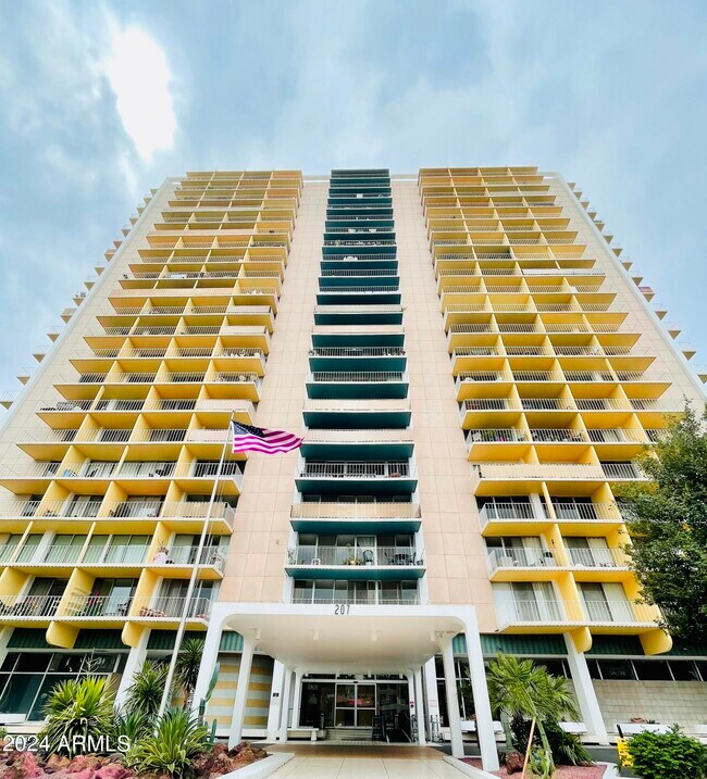 Foto del edificio - 207 W Clarendon Ave