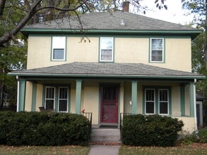 Building Photo - 817 7th St SE