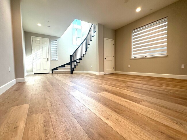 Foto del edificio - Beautiful Newer 5 Bedroom, 4 Bath in the h...