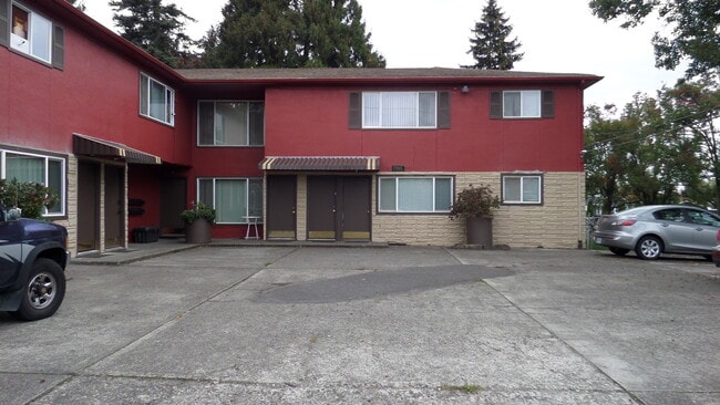 Big Parking Lot w/ Dedicated Space - 7905 N Fessenden St (Portland, OR) Apartments