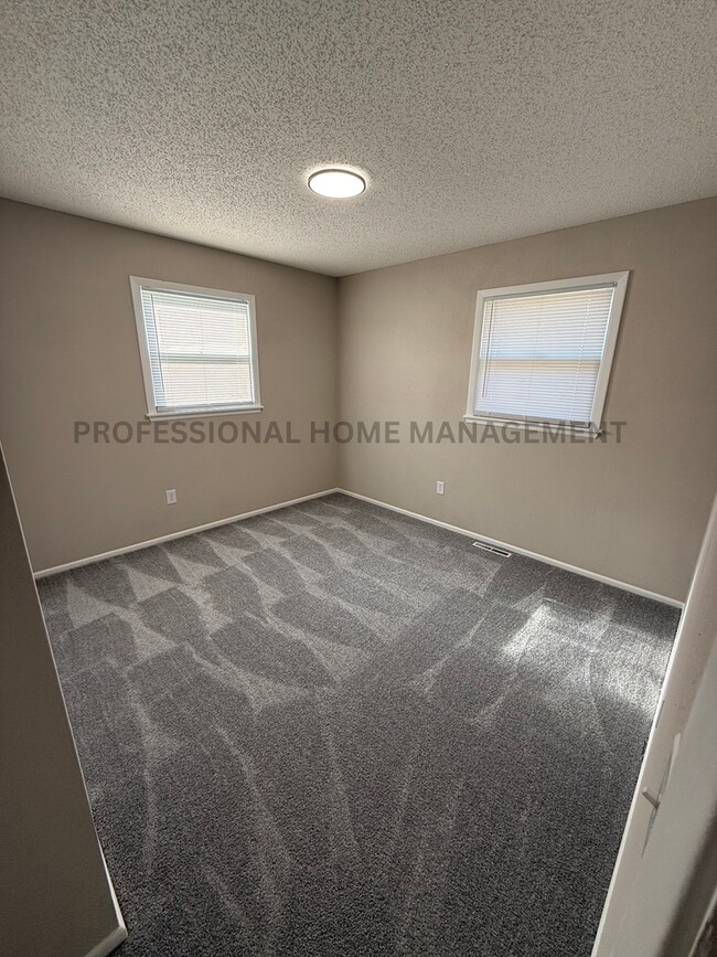 Building Photo - Open House 6/24 12:30-1! Bright, Fresh & F...
