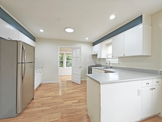 Building Photo - 496 Tappan Rd