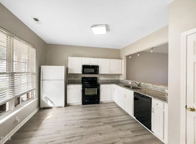 Building Photo - 203 Canyon Lake Cir