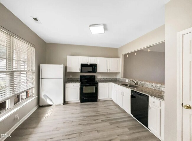 Foto del edificio - 203 Canyon Lake Cir