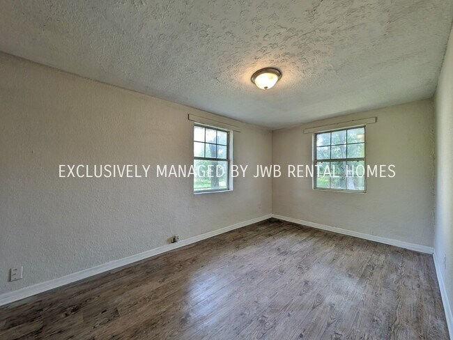 Foto del edificio - 2111 Yulee St