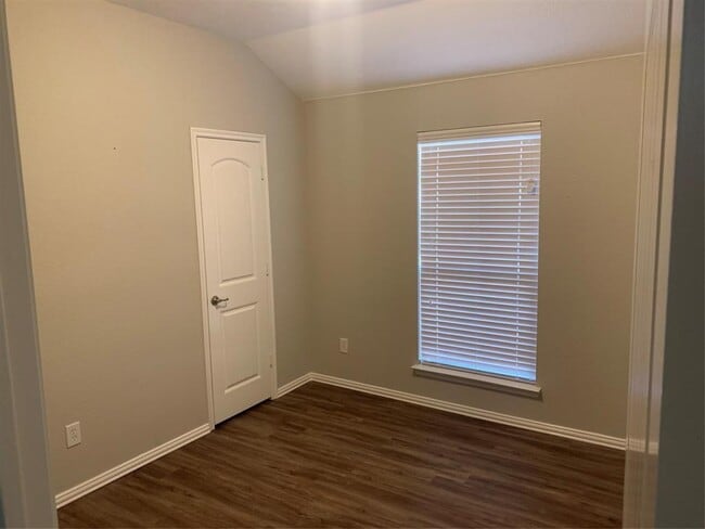 Building Photo - 604 Savanna Dr