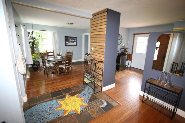 Building Photo - Lovely 3 Bedroom 2 Bathroom!