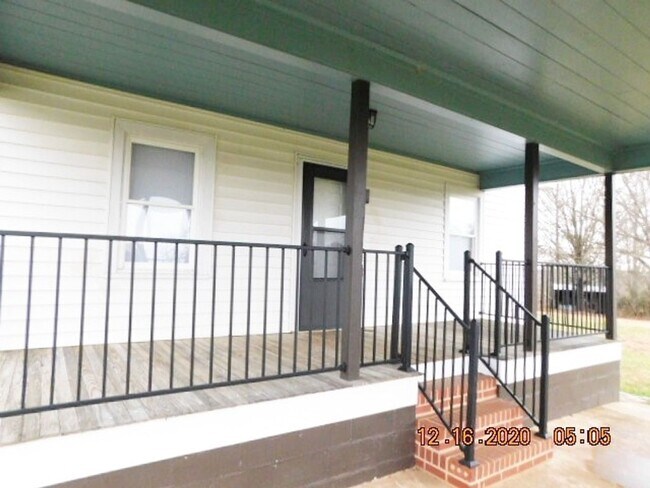 Foto del edificio - Home with 2 bedrooms, 1 bath, side deck, carport with side porch and detached garage