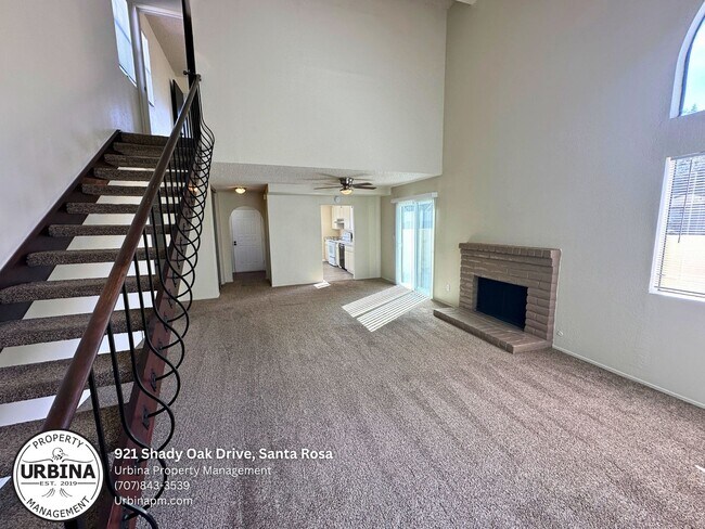 Building Photo - Spacious 3-Bedroom End Unit in Prime Santa...