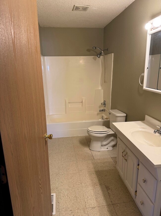 Upstairs bath - 2207 Roma Ln