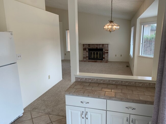 Building Photo - Beautiful Single Story 3 Bed 2 Bath Almond...