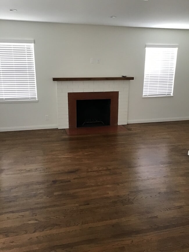 Sala de estar con pisos y pintura nuevos. - 12706 Dewey St