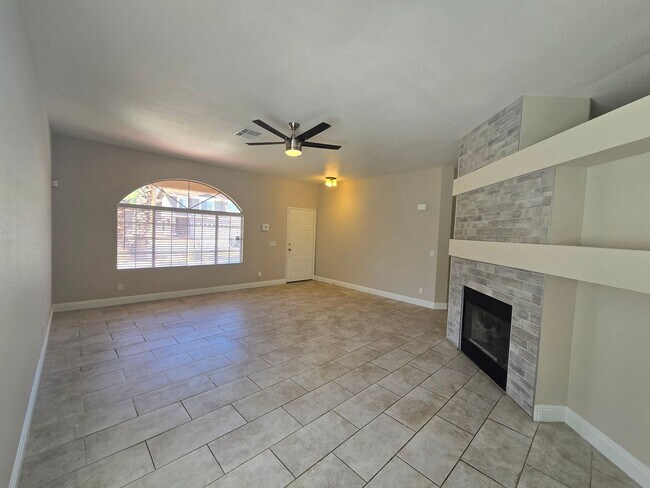 Foto del edificio - A Fabulous 4 Bedroom Single Story Home at the Lakes