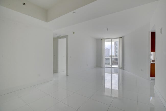 Building Photo - 15901 Collins Ave