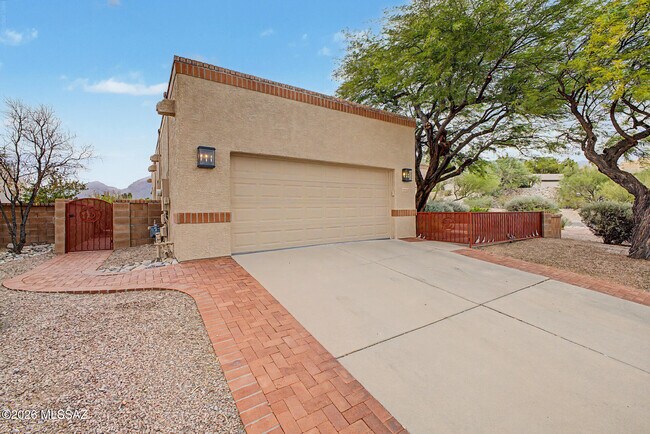 Foto del edificio - 5555 N Cres Ridge Dr