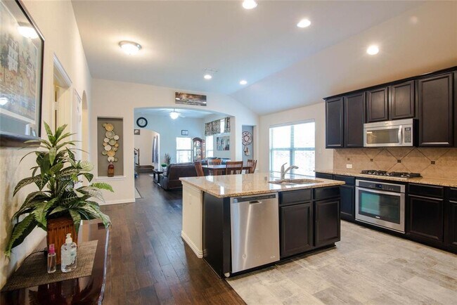 Foto del edificio - 4020 Deer Lake Dr