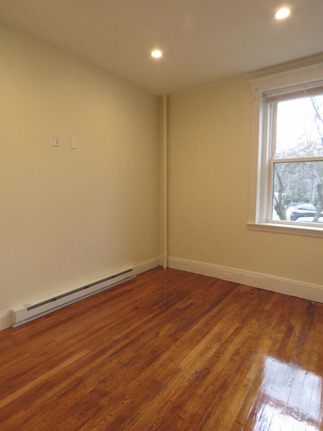 Building Photo - 73 Park Dr