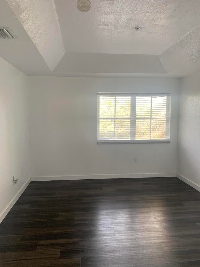 Building Photo - 2127 Shoma Dr