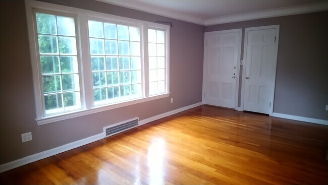 living room - 2400 Ashurst Rd