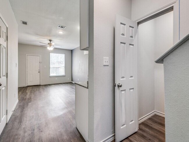 Foto del edificio - 1948 Melrose St