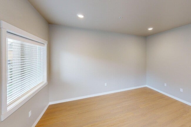 Berkeley 1x1 Living Room - Four Seasons Central