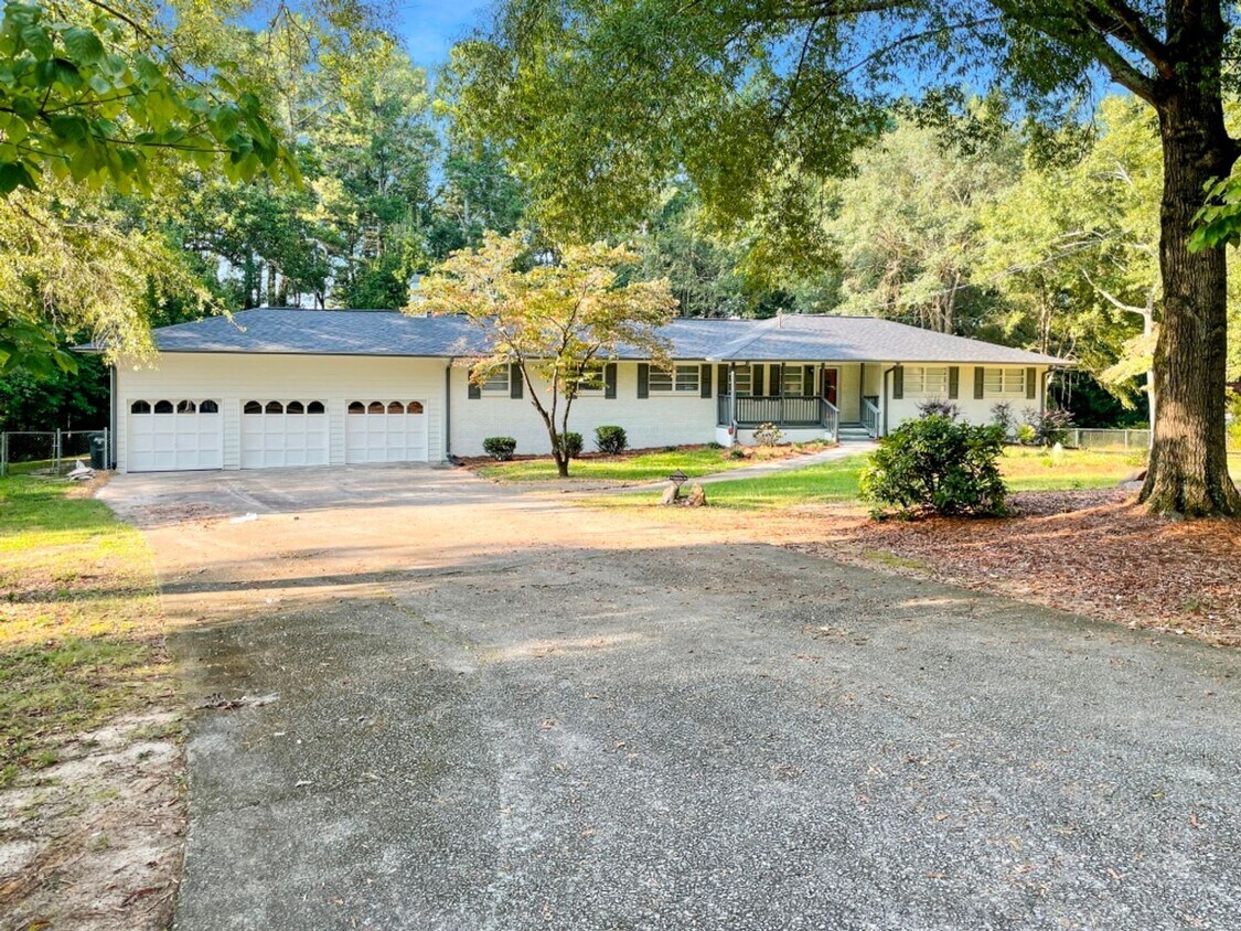 Foto principal - Renovated 3BR Ranch w/Basement