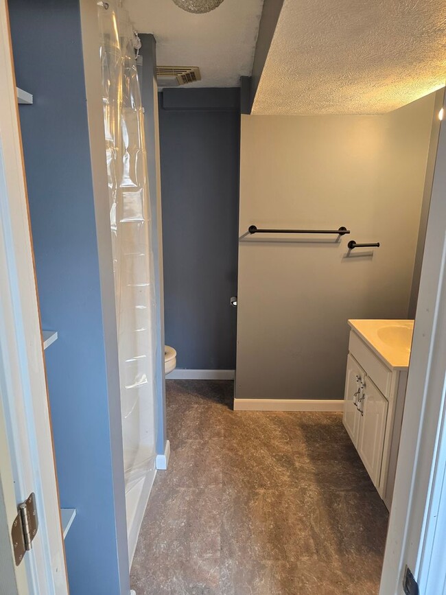 Building Photo - 4 bedroom, 2 Bathroom Home located in Wood...