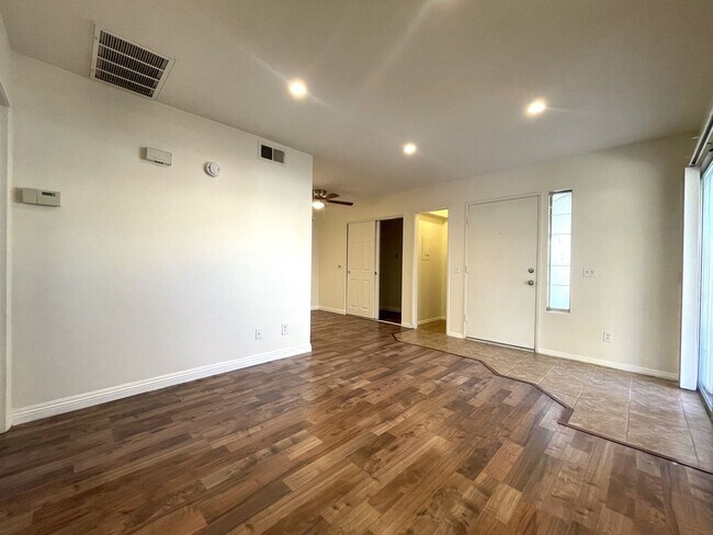 Foto del edificio - COMING SOON! 1 Bed 1 Bath Condo in Palm Sp...