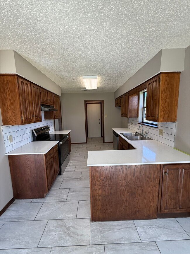 Building Photo - 3 Bed 2 Bath Duplex with 2 Car Garage.  Gas Heat & Hot Water.