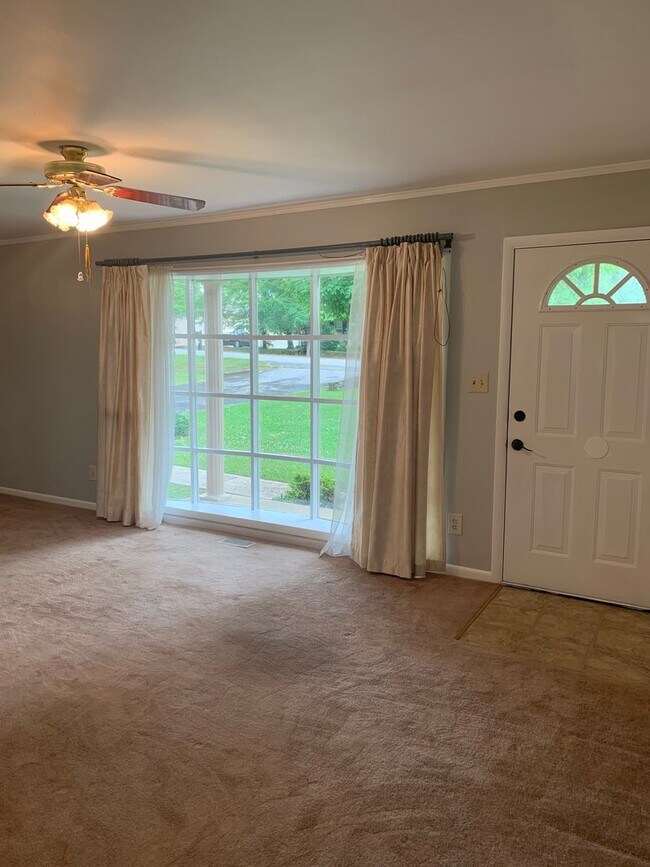 Foto del edificio - Spacious Brick Ranch Home with a Large Yard!